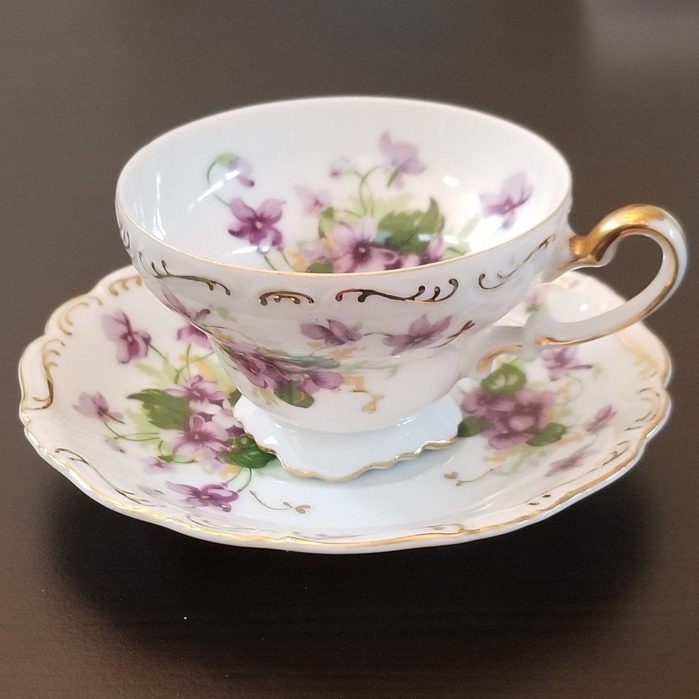 Saji Fancy China Gold Rim Teacup & Saucer w/Gold Scalloped Rim